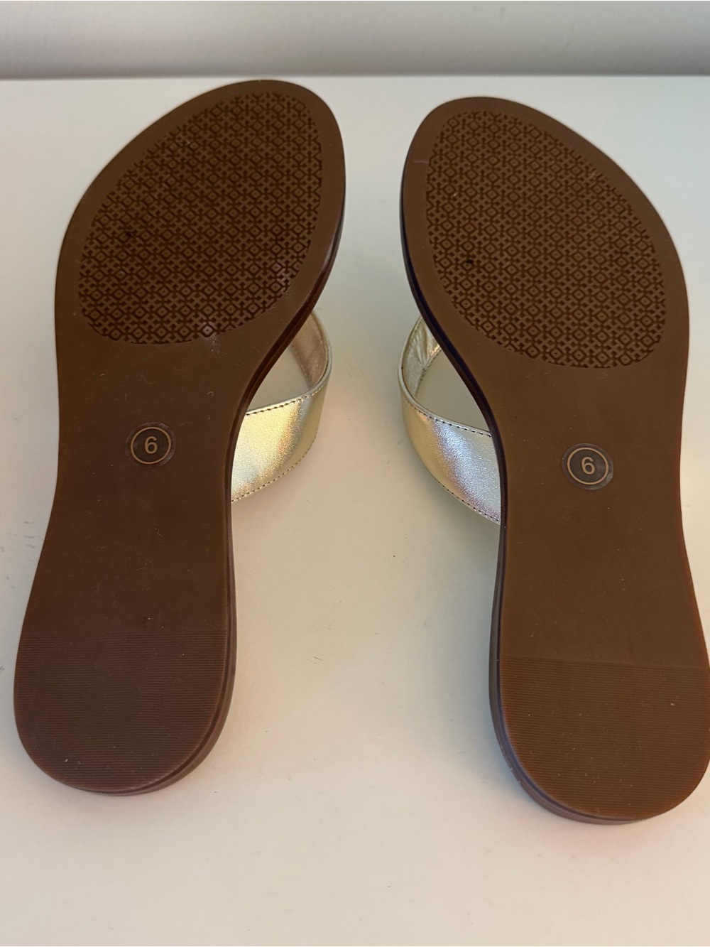 Tory Burch Benton Thong in Spark Gold Sandals. Sz. 6. - Picture 9 of 11